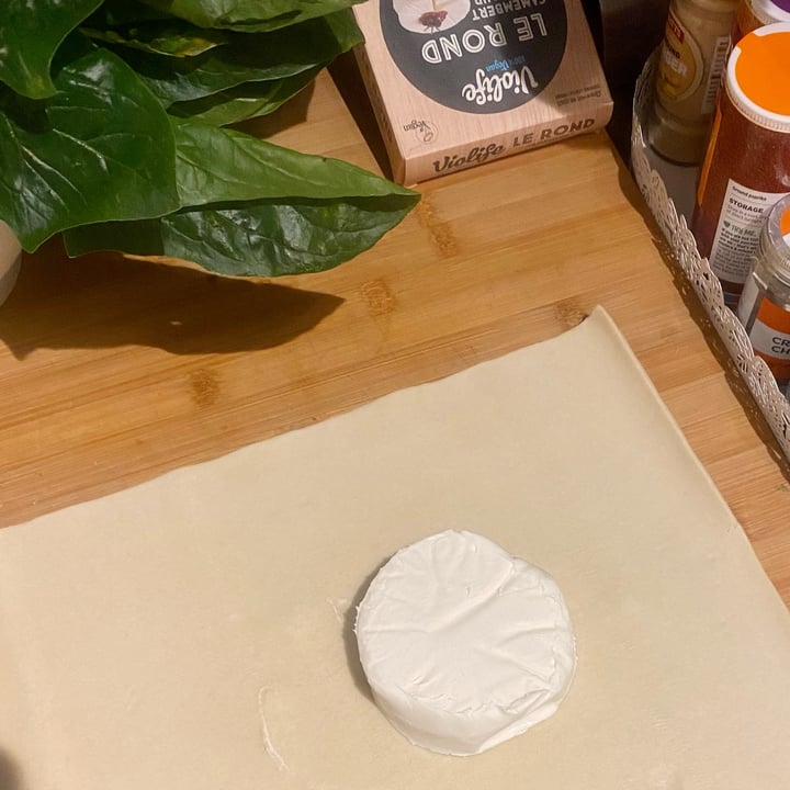 photo of Violife Le Rond Camembert flavour shared by @anaaragon on  23 Oct 2022 - review