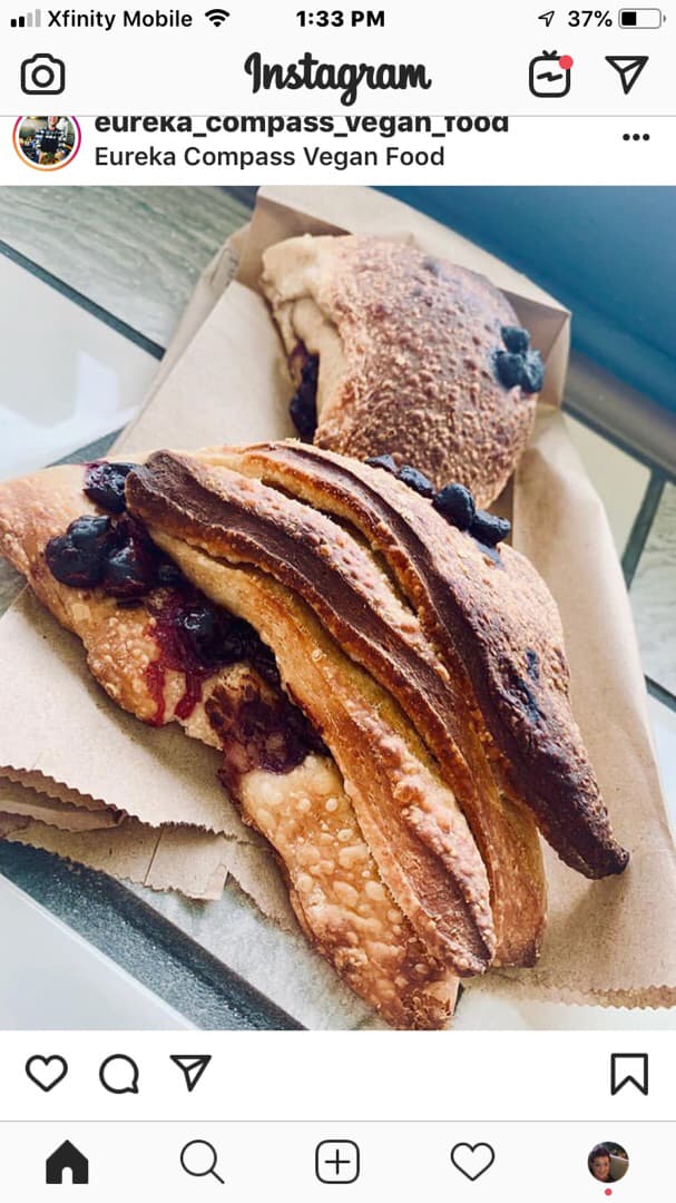 「Berry and chocolate croissant」の料理の写真