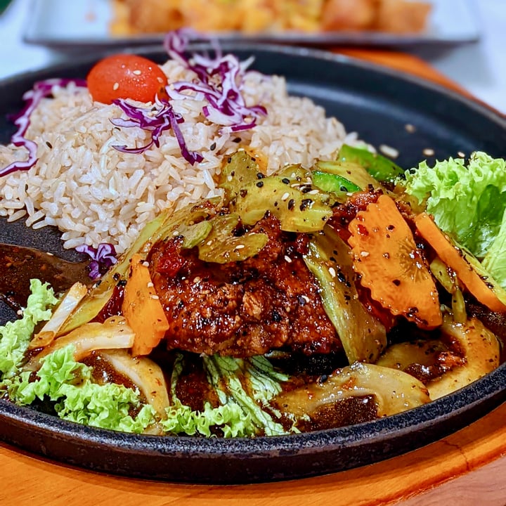 photo of Mother Earth Vegetarian Hotplate Black Pepper Chicken Cutlet Rice shared by @xinru-t on  11 Jul 2022 - review