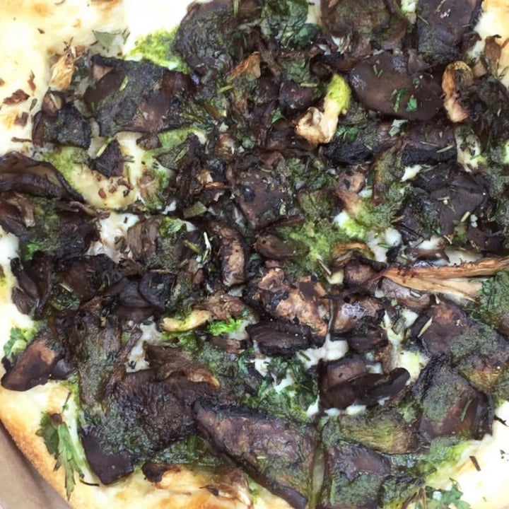 photo of Restaurant Radis Mushroom Pesto Pizza shared by @camilleraphaelle on  24 Sep 2020 - review