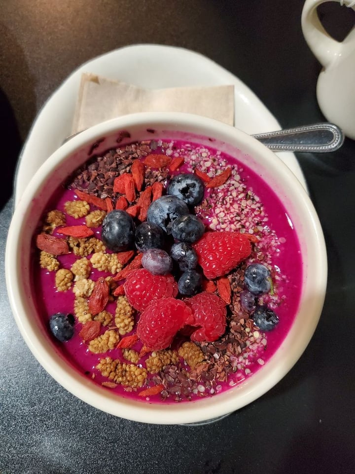 photo of Jane Dragonfruit smoothie bowl shared by @kbee on  20 Dec 2019 - review