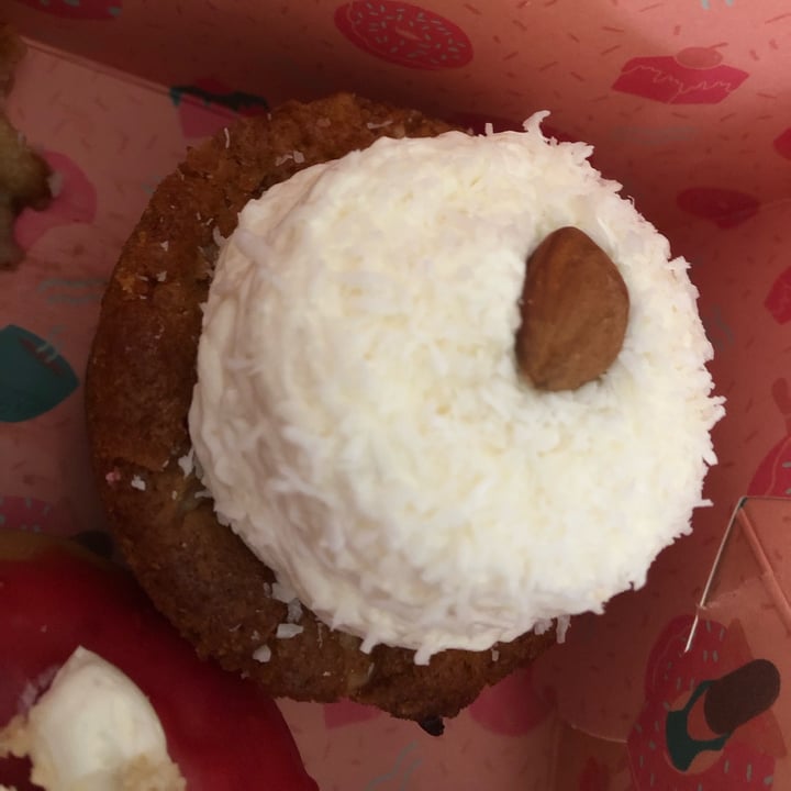 review photo of Kjeks - Vegan Cakeshop Vanilla cupcake shared by @franciiotto on 12 Apr 2022 - review