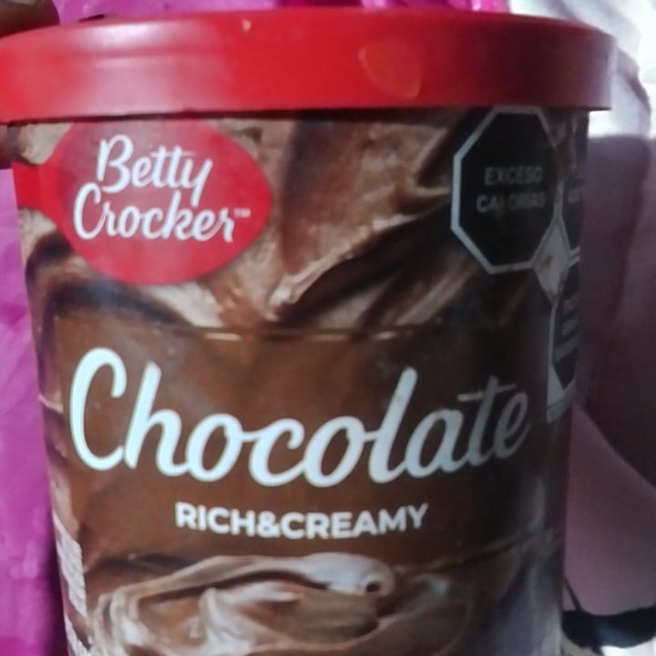 review photo of Betty Crocker Indulgent chocolate frosting shared by @labeatriz on 31 Jan 2021 - review