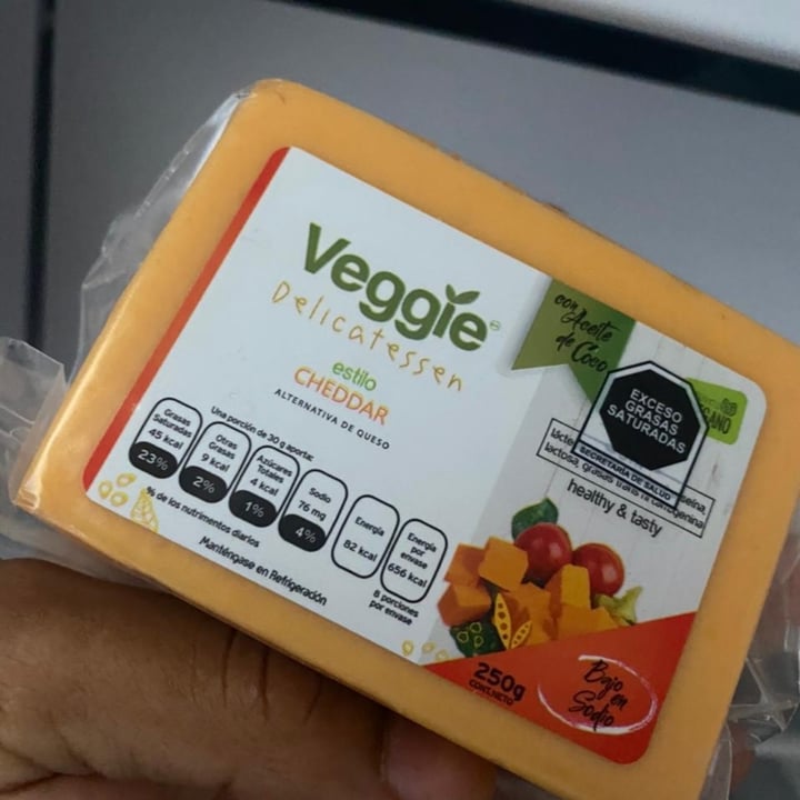 photo of Veggie Delicatessen Alternativa de queso estilo cheddar shared by @dopefriend on  17 Mar 2021 - review