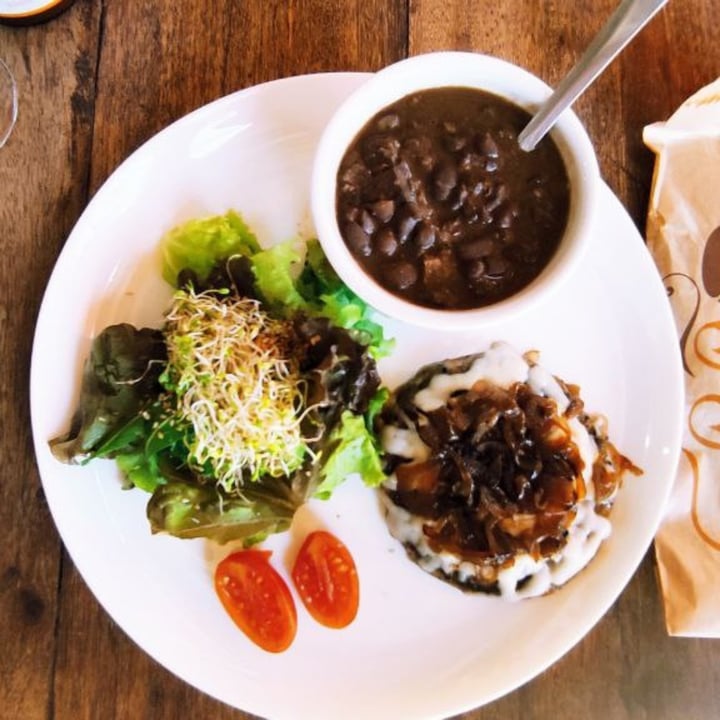 photo of Grão culinária vegetariana natural Veggie burger dish shared by @naturalbrazil on  12 Dec 2021 - review