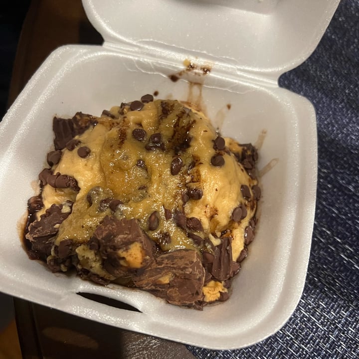photo of Cinnaholic (Permanently Closed) Peanut Butter Chocolate Cinnamon Roll shared by @veganfta on  18 Jul 2022 - review