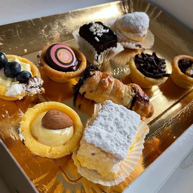 菜肴“Box pasticcini misti”的照片