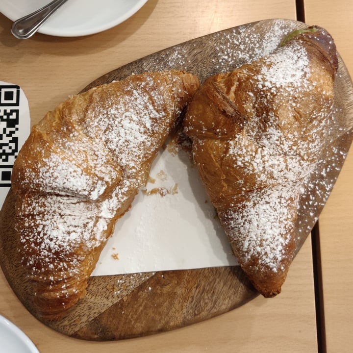 photo of Efrem - Gourmet Boutique and Finest Bar Croissant al pistacchio shared by @ardemia on  11 Jun 2022 - review
