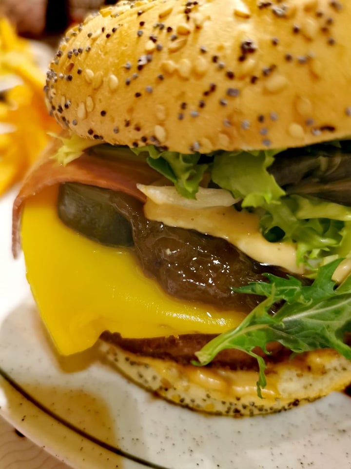 photo of Vegania Veggie Bar Carabanchel Beyond burger shared by @yolivegan on  26 Jul 2019 - review