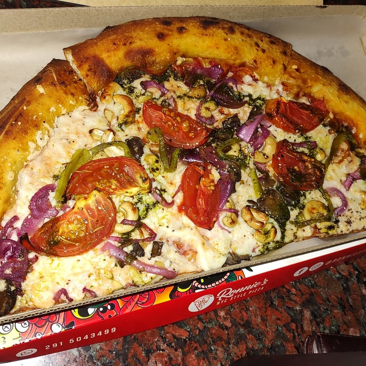 photo of Ronnie's Patagonia pizza vegana shared by @agustin-alvarez on  05 Feb 2022 - review