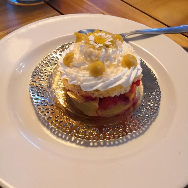 review photo of Leccornie tortina crema e fragole shared by @glamrockcat on 02 Aug 2022 - review