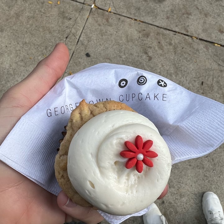 review photo of Georgetown Cupcake Vegan Apple Cinnamon cupcake shared by @annielufkin on 29 Oct 2022 - review