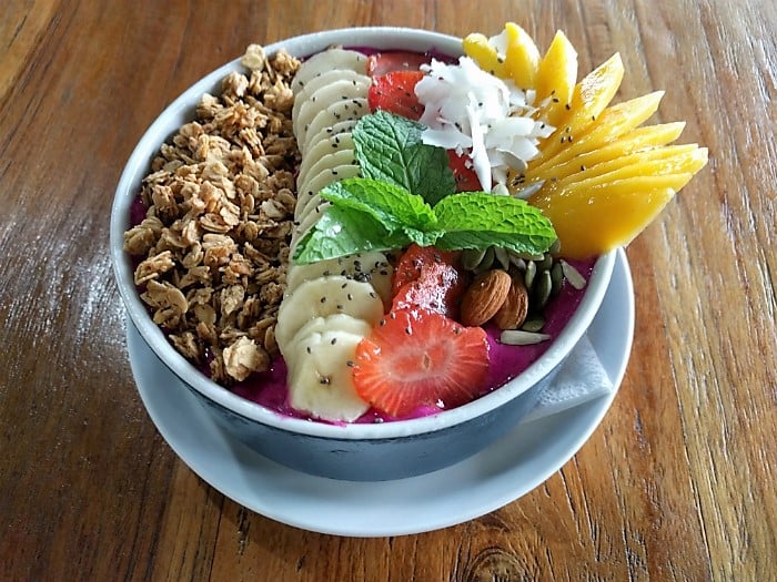 review photo of Eko Cafe Bali Dragon Fruit Smoothie Bowl shared by @loosi on 03 Dec 2017 - review