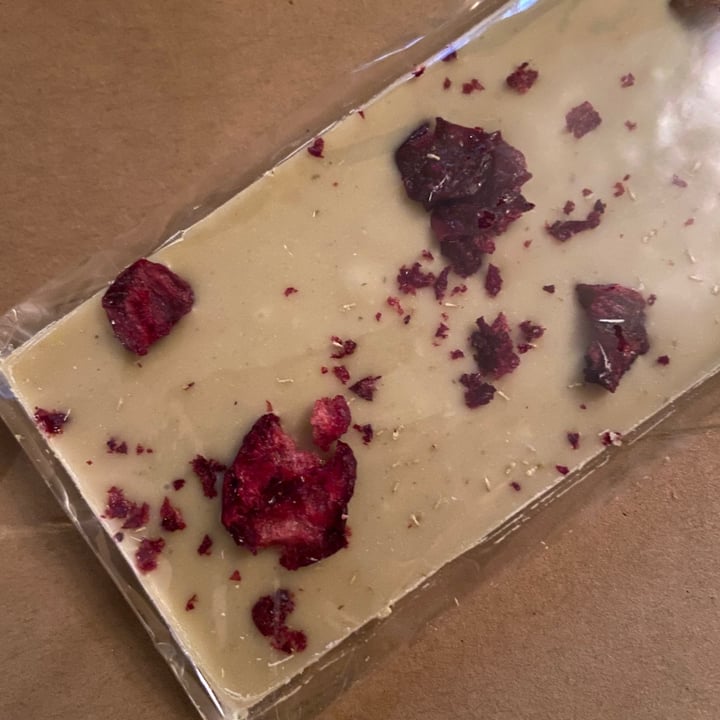 review photo of Choco de léa Chocolat blanc cerise et camomille shared by @missnarciss on 07 Feb 2021 - review