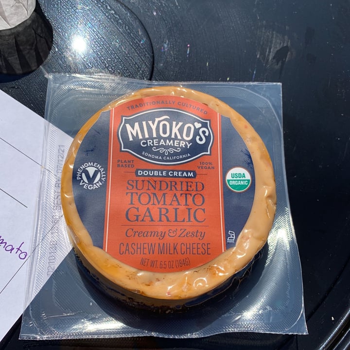 photo of Miyoko's Creamery Double Cream Sundried Tomato Garlic Cashew Milk Cheese shared by @dimamina on  13 Mar 2021 - review