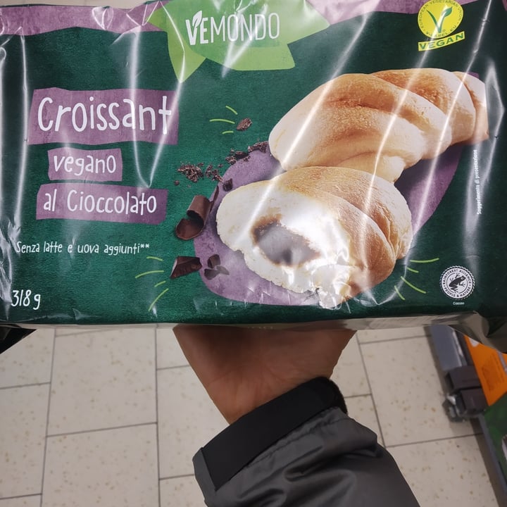 photo of Vemondo Croissant Vegano Al  Cioccolato shared by @trenitali433 on  07 Feb 2022 - review
