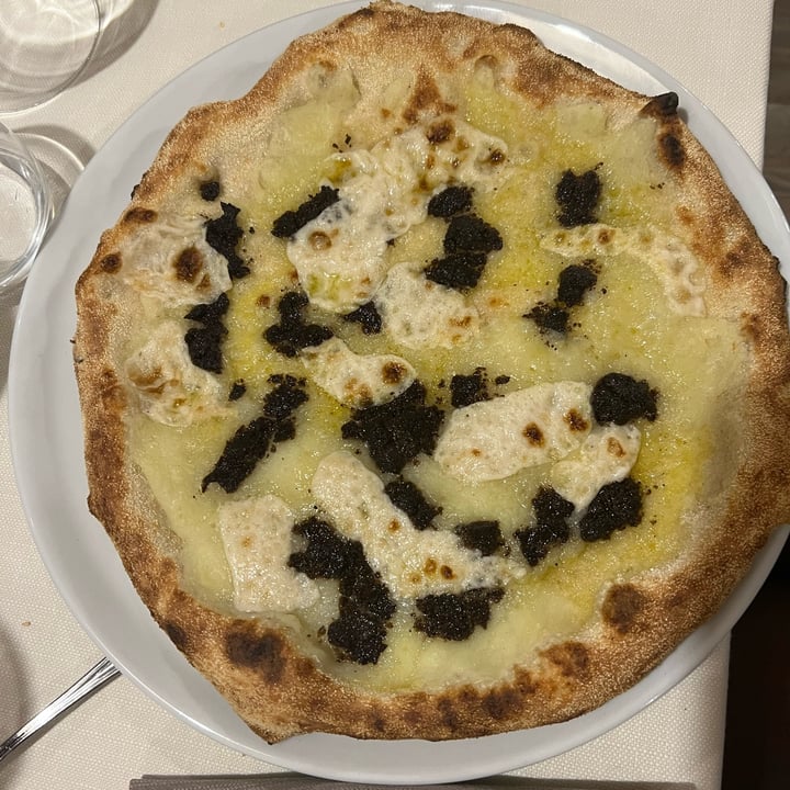 photo of Ristorante Agrolago Pizza al tartufo shared by @lanonnavegana on  20 Oct 2022 - review