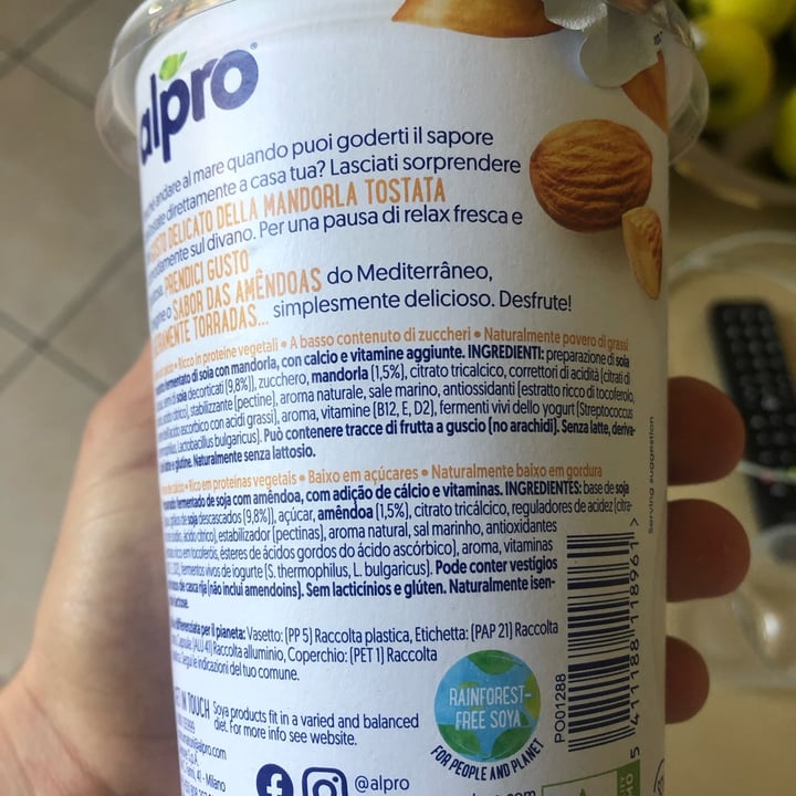 review photo of Alpro Yogurt mandorla shared by @maddalenab on 15 Apr 2022 - review