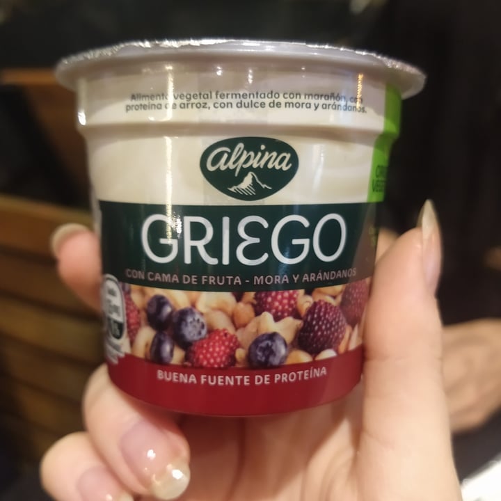 review photo of Alpina Yogur Griego (mora y arándanos) shared by @gisselleearthling on 05 Oct 2021 - review