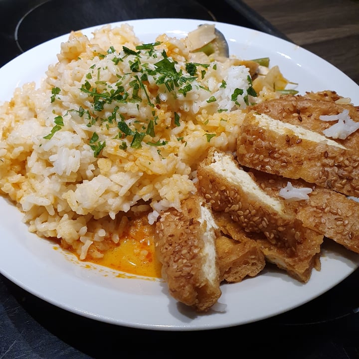 photo of Vegan Express Reis mit gebratenem Sesam Tofu und rote Currysoße shared by @jany666 on  22 Apr 2021 - review