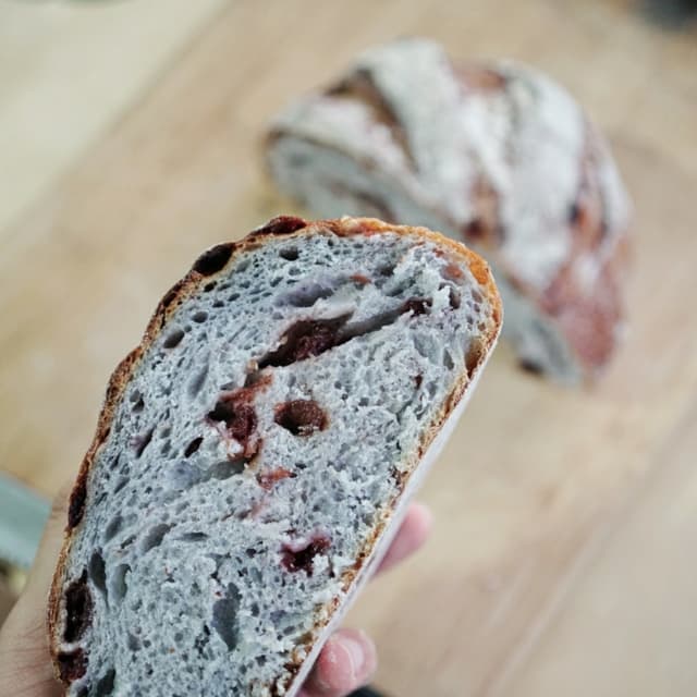 菜肴“Blue Pea Sourdough”的照片