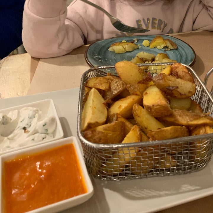 review photo of Viva Burger Cesta de Patatas Supreme Caseras shared by @dirk-jan on 22 Dec 2021 - review