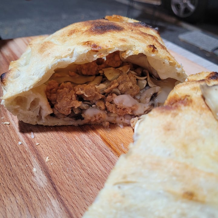 photo of Al Pachino Calzone funghi e salsiccia shared by @happens on  13 Jul 2022 - review
