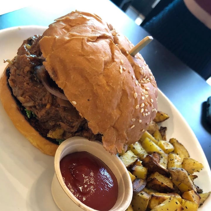 review photo of Love Life Cafe BBQ Pulled Jackfruit Sandwich shared by @miaash11 on 05 Sep 2020 - review