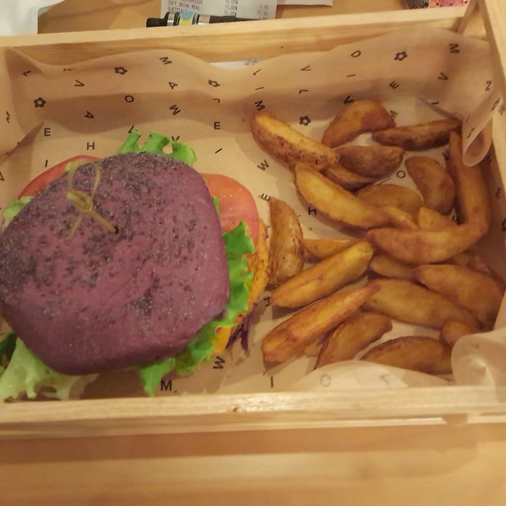 photo of Flower Burger Cheesy Cecio shared by @giulipimpiveg on  02 May 2022 - review