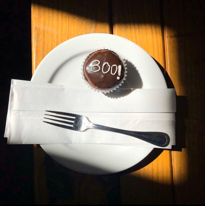 photo of Sugar Fang Vegan Bakery Creme Filled Cupcake shared by @dnaylor on  05 Apr 2020 - review