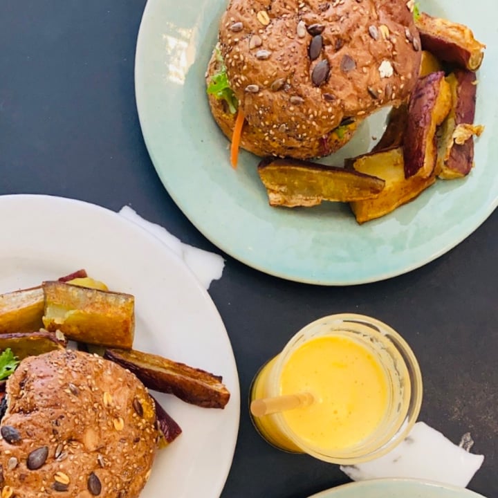 photo of Lexi's Healthy Eatery Charcoal Burger shared by @ilizemarais on  06 Aug 2021 - review