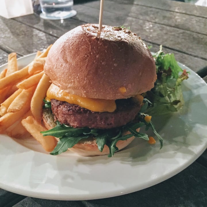 review photo of Privé CHIJMES Plant-Based Truffled Mushroom Swiss Burger shared by @waisum on 04 Feb 2020 - review