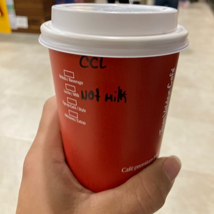 photo of Juan Valdez Café cafe con leche shared by @camisuarezc on  18 Jun 2022 - review