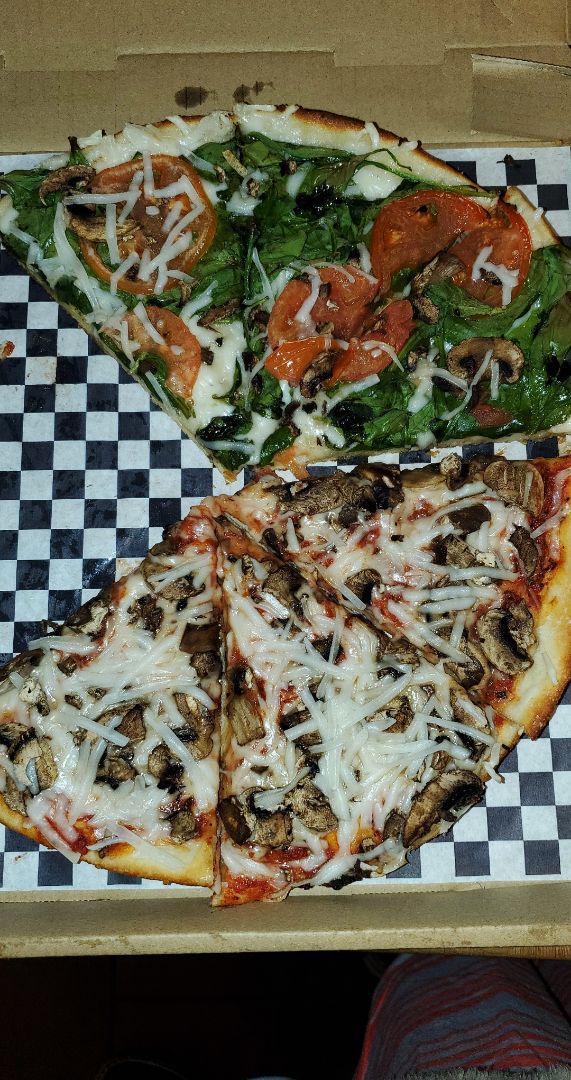 photo of Big Kahuna's Pizza Mushroom and Spinach, Tomato, & Garlic Pizza shared by @lysa24r on  30 Jan 2020 - review