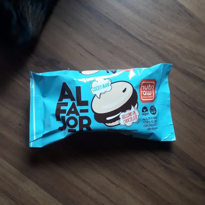 review photo of Nutri Raw Alfajor de mani y coco relleno con chocolate shared by @ramiro090 on 10 Apr 2022 - review