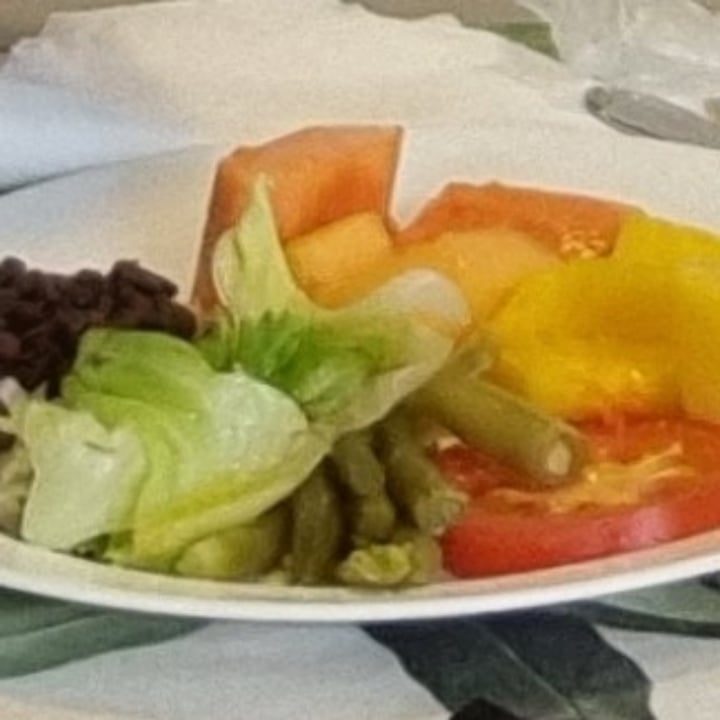 photo of Botânico Buffet Vegetariano Salad and beans shared by @luciaepa on  18 Apr 2022 - review