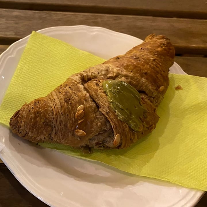 photo of Bottega Vegana Croissant Farro e Avena al Pistacchio shared by @kira2017 on  01 Dec 2021 - review