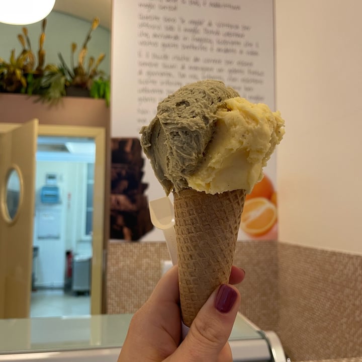 photo of Gelato Giusto cono pistacchio e caco shared by @aquafaba89 on  29 Oct 2022 - review