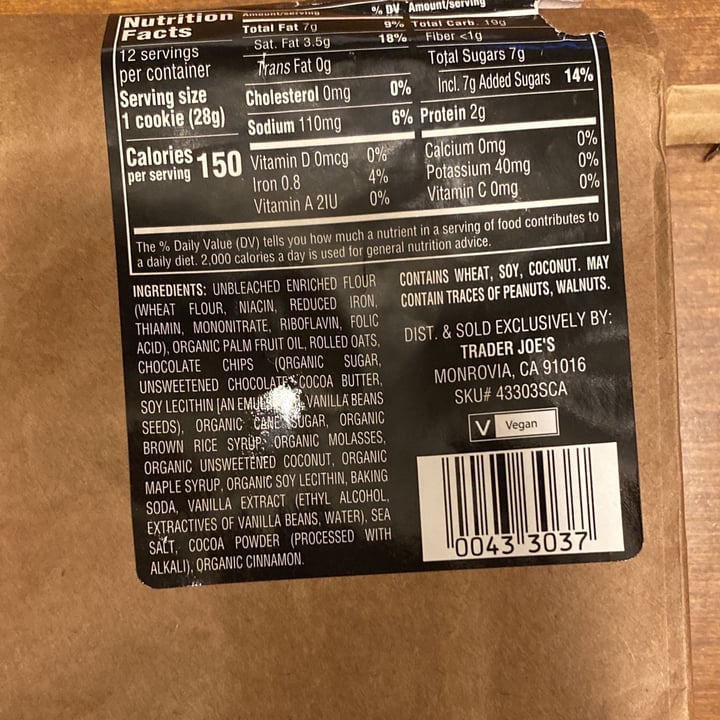 photo of Trader Joe's Vegan Oatmeal Chocolate Chip Cookies shared by @nathlena19 on  06 Dec 2022 - review