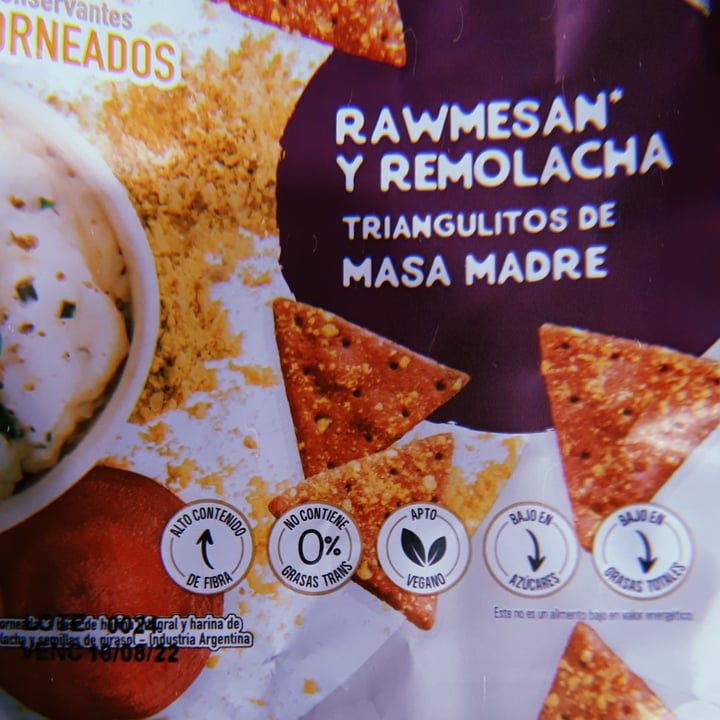 photo of Almadre Snacks rawmesan y remolacha traingulitos masa madre shared by @nanicuadern on  06 May 2022 - review