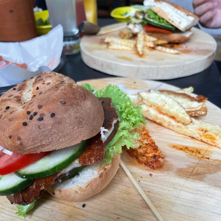 photo of La Cochera Vegana Combo Hamburguesa shared by @wendylararomero on  18 Aug 2021 - review