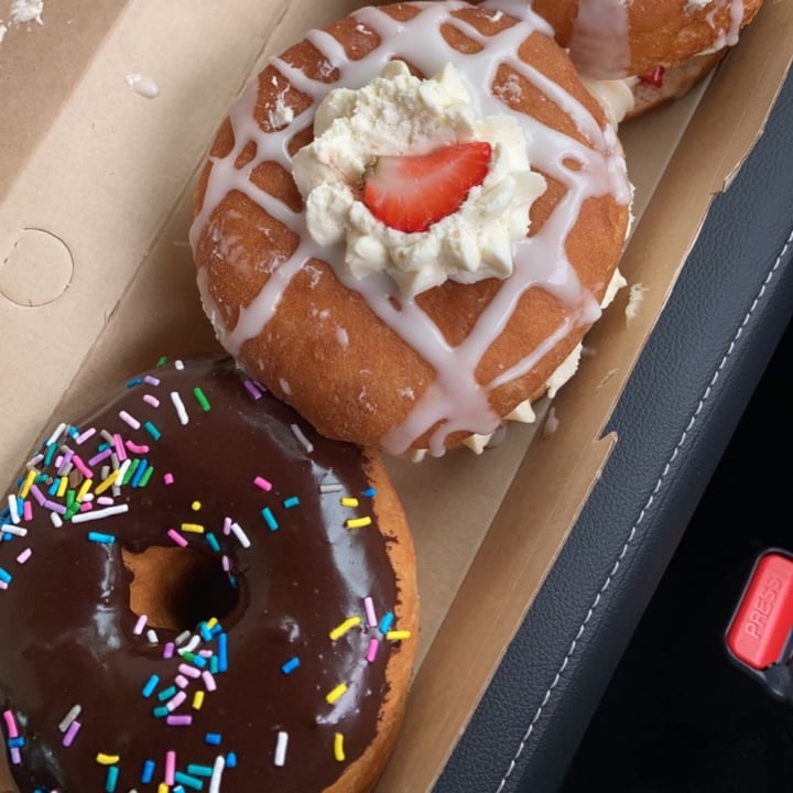 photo of Lovebirds Donuts Strawberry shortcake donut shared by @disney12 on  25 Aug 2020 - review