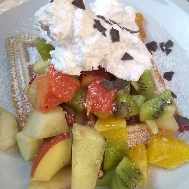 Foto del piatto “Dinkelwaffel Mit Fruchtsalat und Schlagsahne”