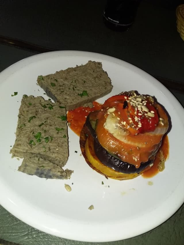 菜肴“Torre De Vegetales Con Paté De Lentejas ( Veggie Tower With Lentil Patè)”的照片