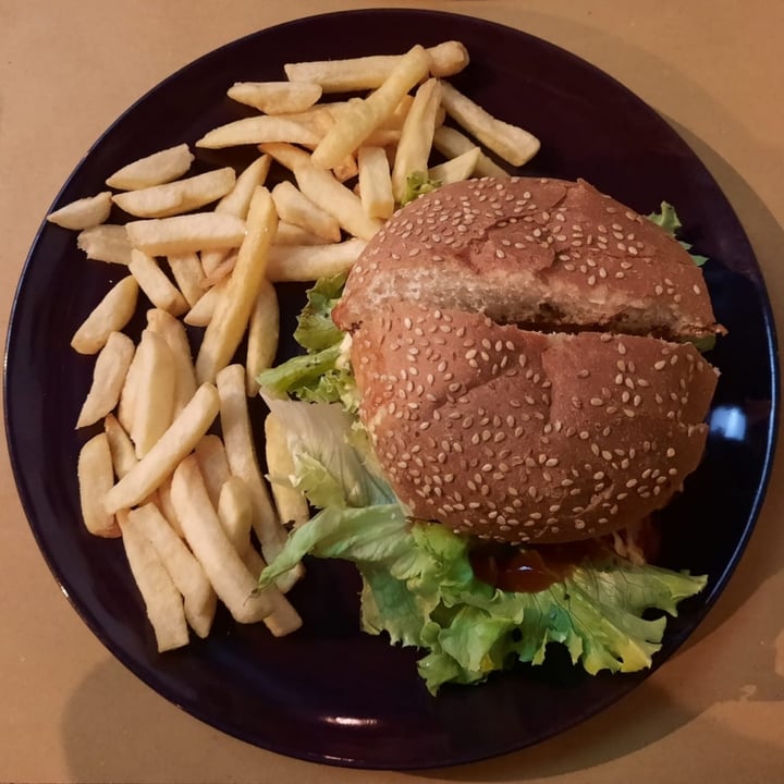 photo of Il Vegano - Firenze Burger Vegano Con Patate Fritte Bio shared by @callmeancy on  04 Nov 2021 - review