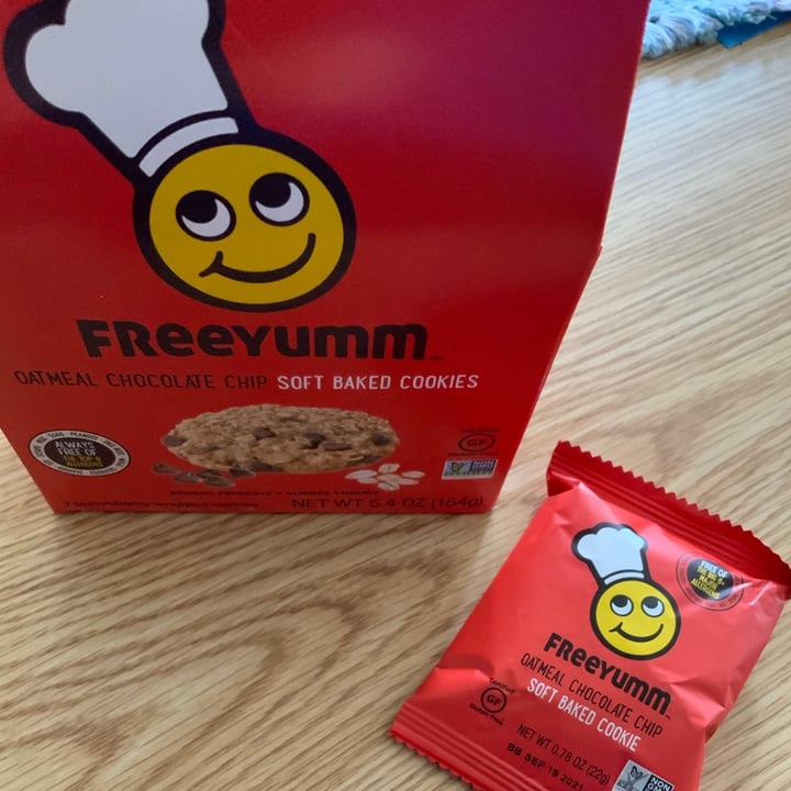 photo of Freeyumm Oatmeal chocolate chip soft bake cookies shared by @hannahamell on  25 Apr 2021 - review