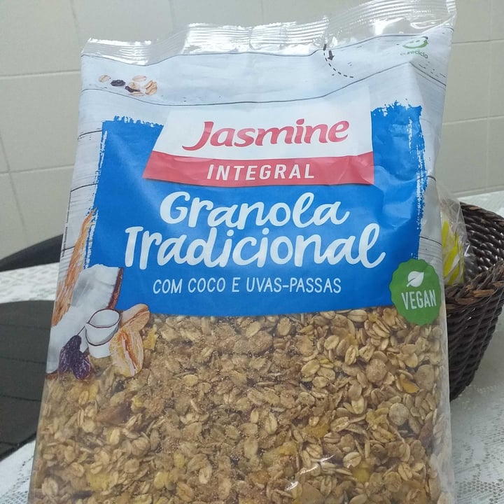 photo of Jasmine granola tradicional com coco e uvas-passas shared by @atr54 on  15 May 2022 - review