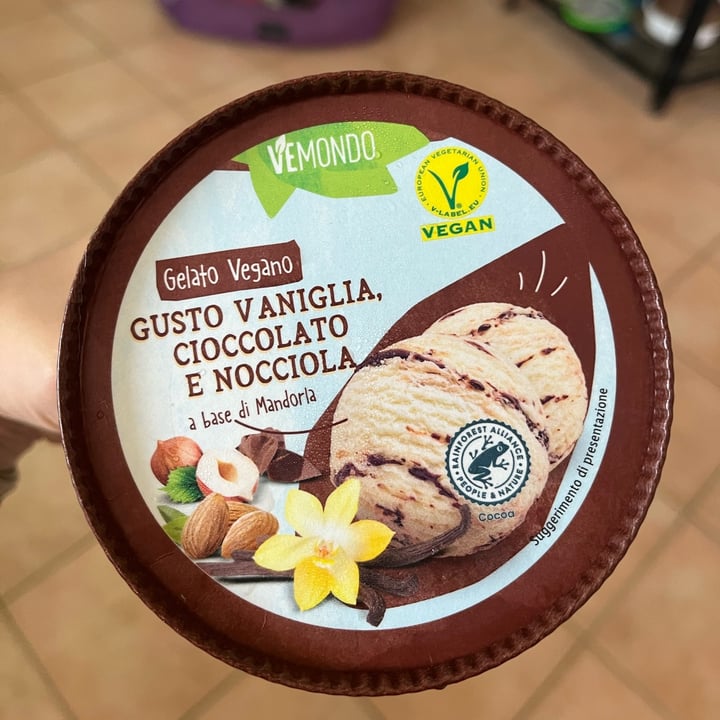 photo of Vemondo  Gelato Alla Vaniglia Cioccolato e Nocciola shared by @elisalu on  19 Jul 2022 - review