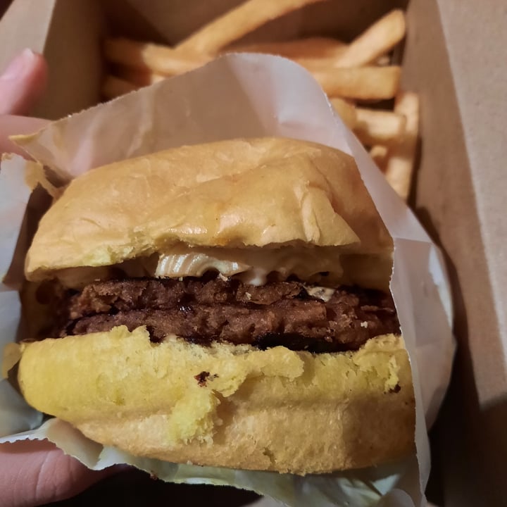 photo of VEGAN FOX Mac & cheese burger shared by @vegaly on  04 Feb 2022 - review