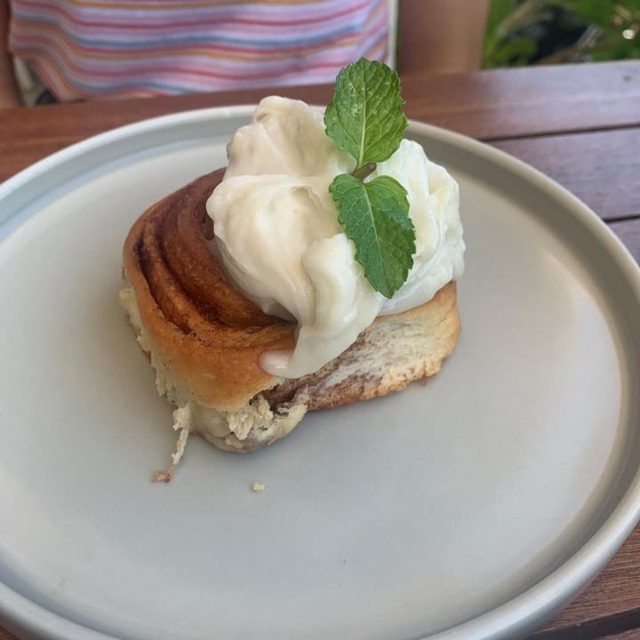 photo of I Am Vegan Babe Cafe Cinnamon roll shared by @bernadinerosaa on  28 Dec 2019 - review